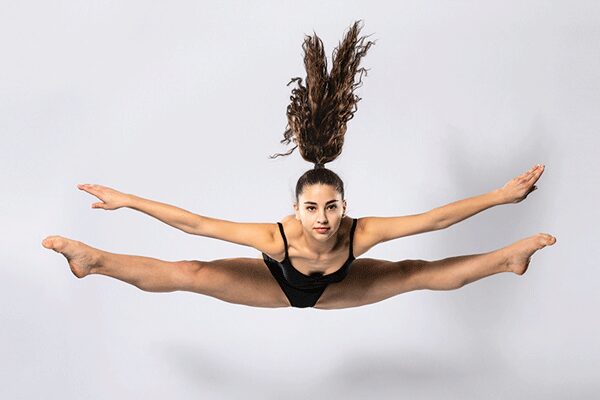 Ballett Akademie Luzern: Stretch & Akrobatik Dancer performing pony jump